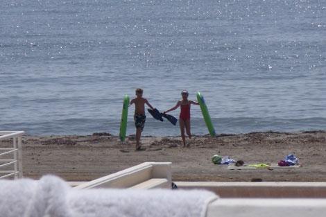 Glückliche Strandkinder