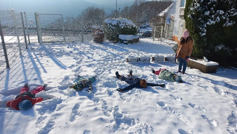 Der erste Schnee - Schneeengel im Garten