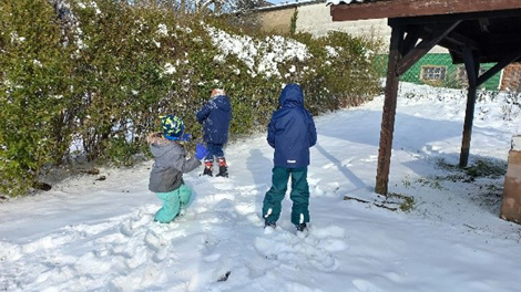 Der erste Schnee - Schneeballschlacht