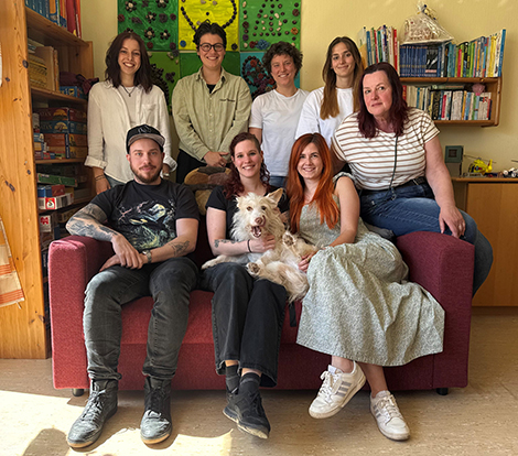 Team "Kuckuckshaus" mit Hausleitung Davina Hoerichs (vordere Reihe, mittig) Team "Kuckuckshaus" mit Hausleitung Davina Hoerichs (vordere Reihe, mittig)